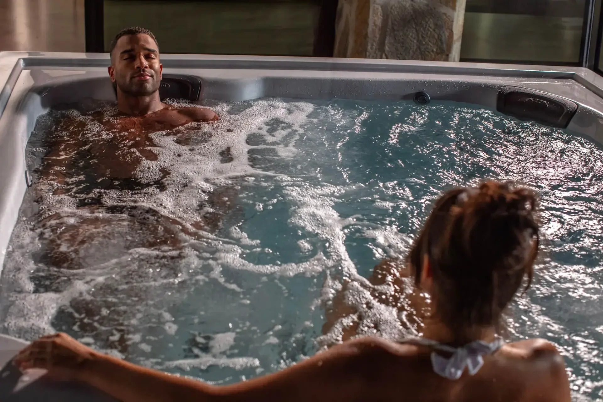 jht jlxl detail couple relax03 1920x1280 a17