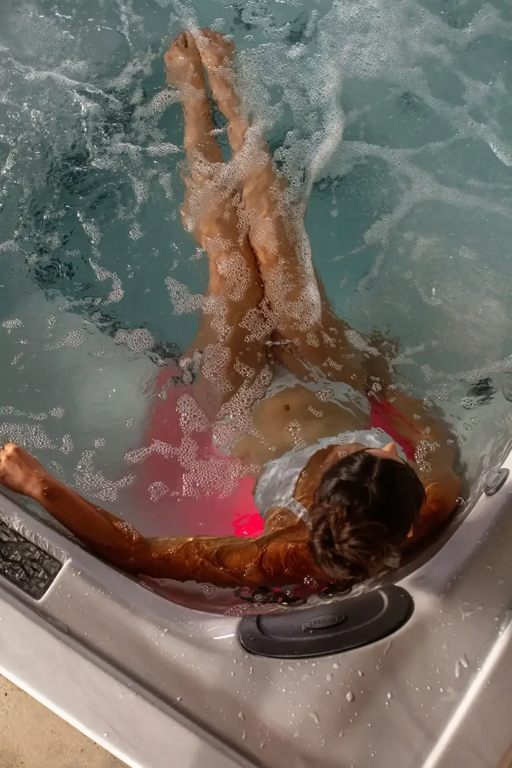 jht jlxl mid woman relax ir lights 06 1400x2100 8